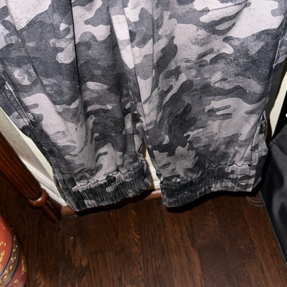 SPANX Stretch Twill Cargo Jogger Camo Gray color XL - Picture 8 of 12